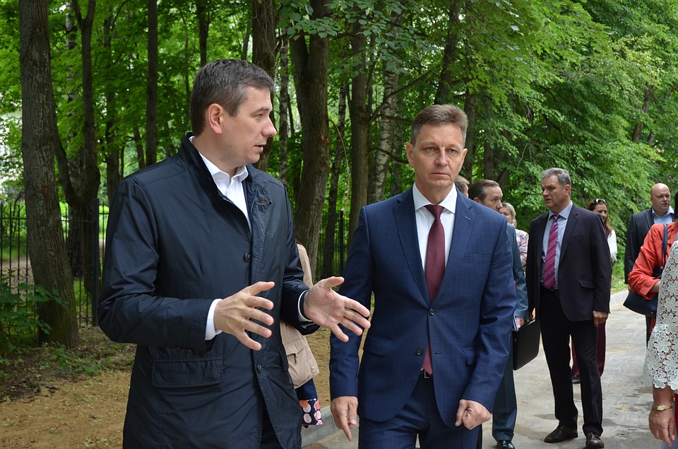 Директор департамента здравоохранения Алексей Мозалев и губернатор Владимир Сипягин проверил все отремонтированные больничные здания города