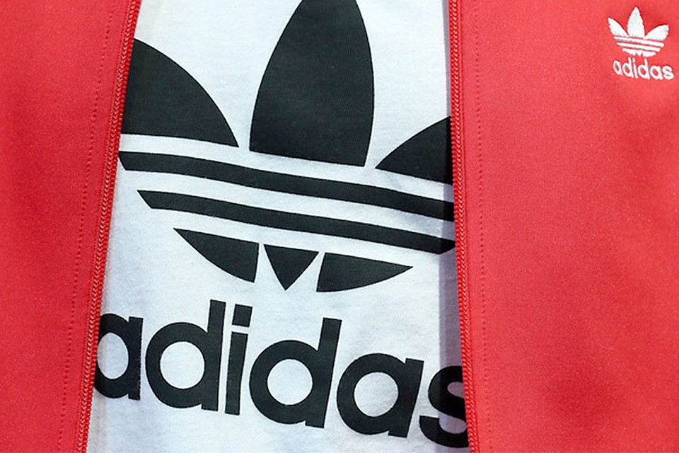 Литовские политики призывают "Adidas" не использовать советскую символику.