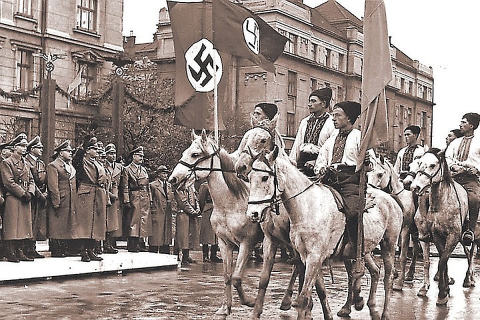 1941 год, г. Санислав (нынешний Ивано-Франковск). Украинские националисты встречают парадом рейхсляйтера Ганса Франка. Ведь у гитлеровцев и бандеровцев был общий враг - Россия. Фото: ru.wikipedia.org