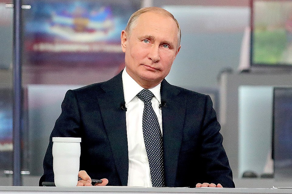 Президент во время ежегодной специальной программы "Прямая линия с Владимиром Путиным" в Гостином дворе. Фото Михаил Климентьев/пресс-служба президента РФ/ТАССПрезидент во время ежегодной специальной программы "Прямая линия с Владимиром Путиным" в Гостином дворе. Фото Михаил Климентьев/пресс-служба президента РФ/ТАСС