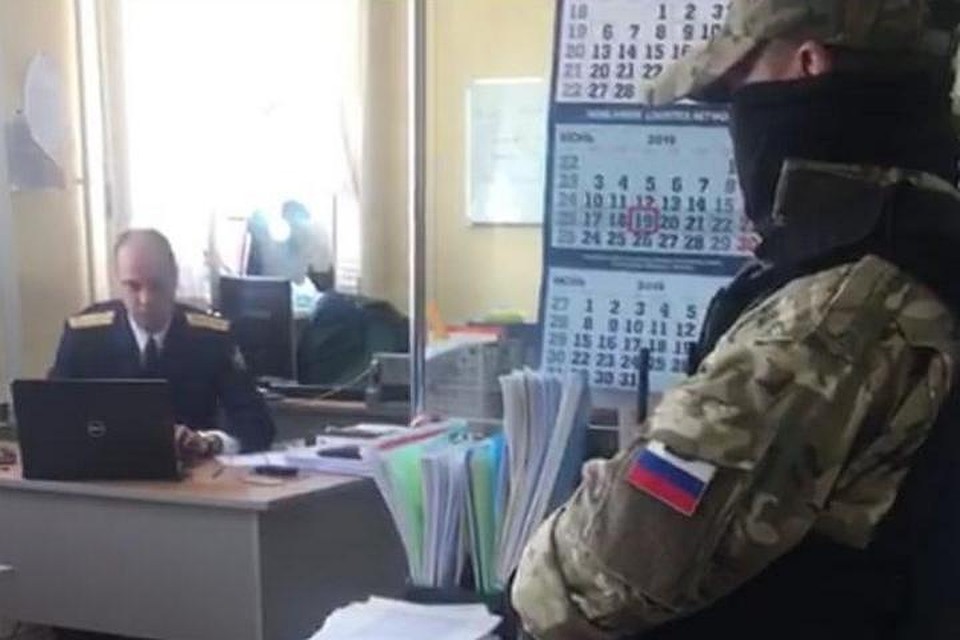 Силовики наведались в Находкинскую таможню с обысками. Фото: скриншот с видео