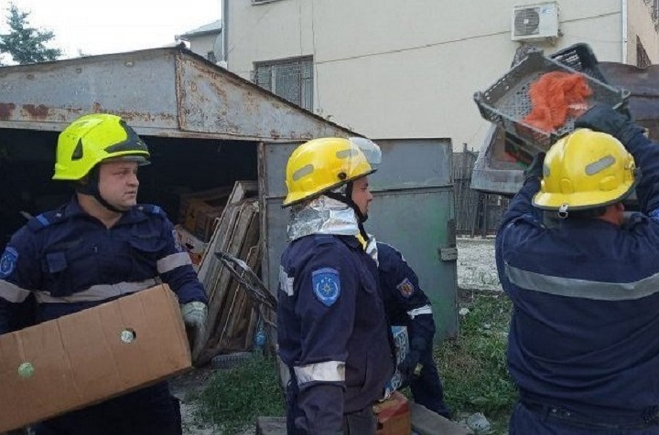 Спасатели помогли жильцам разрушенного дома в Атаках вынести необходимые вещи из квартир. Фото: publika.