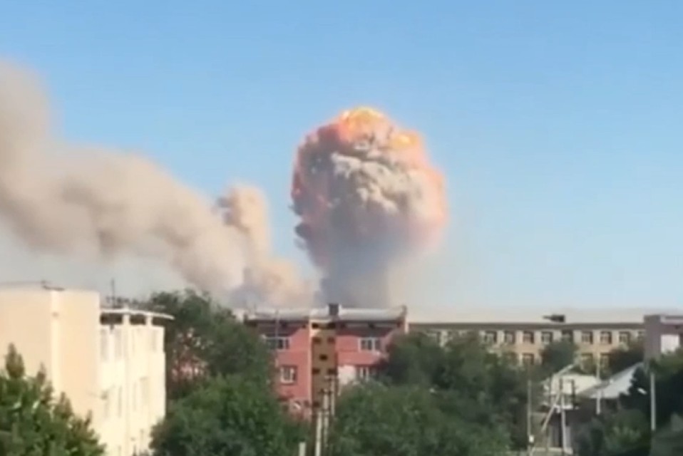 На месте ЧП работают 30 спасателей и восемь единиц пожарной техники