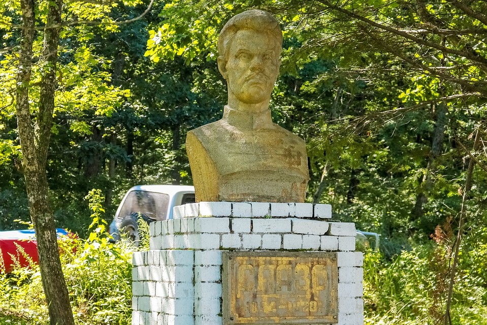 Бюст Сергея Лазо, стоявший на территории заброшенной воинской части