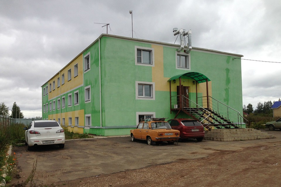 Дом, в котором живут десятки семей, могут снести по закону. Фото: "Свойкировский"