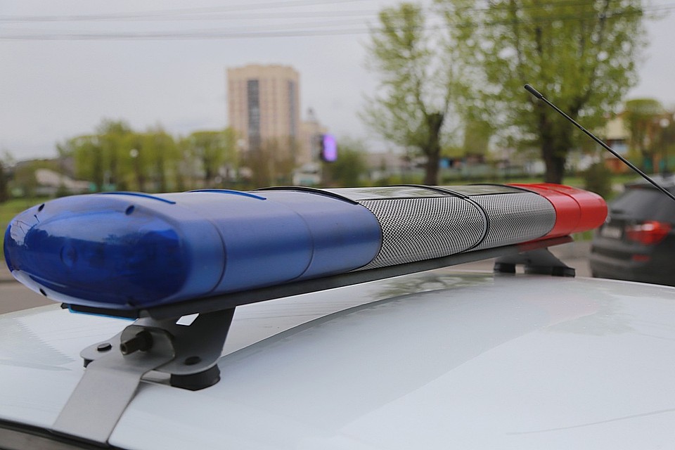 В Красноярске двое детей попали под колеса машин во дворе дома