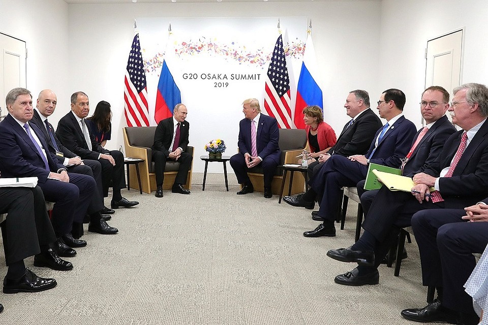 Владимир Путин и Дональд Трамп на переговорах в Осаке.