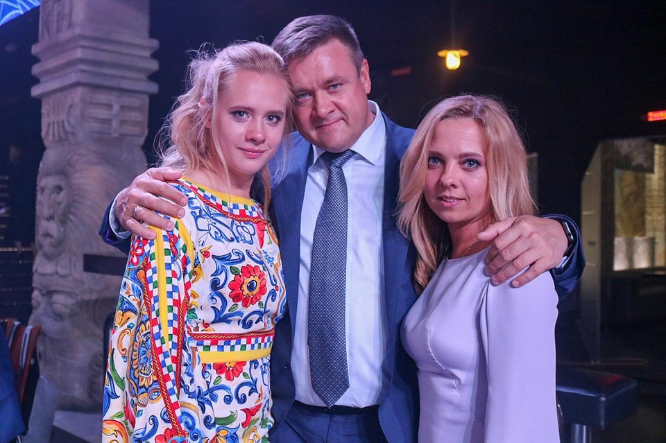 Фото со странички Любимова: губернатор с женой и дочерью на Соборной площади