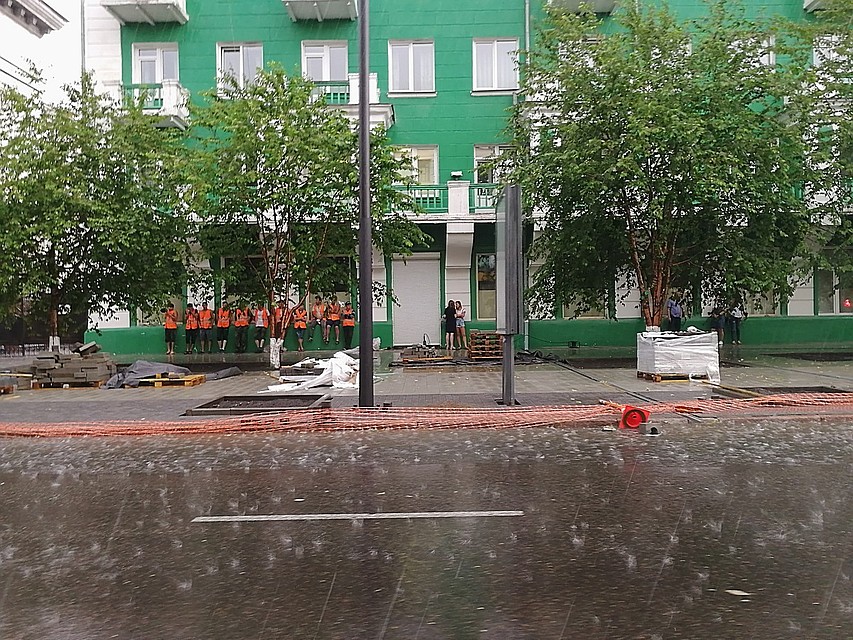 Экстренное предупреждение объявило МЧС в связи с грозами и шквалистым ветром.