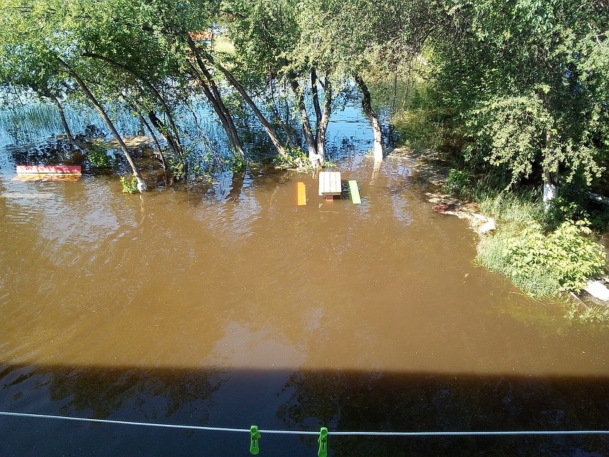 Во дворах затоплено все: детские площадки, скамейки, клумбы Фото: соцсети