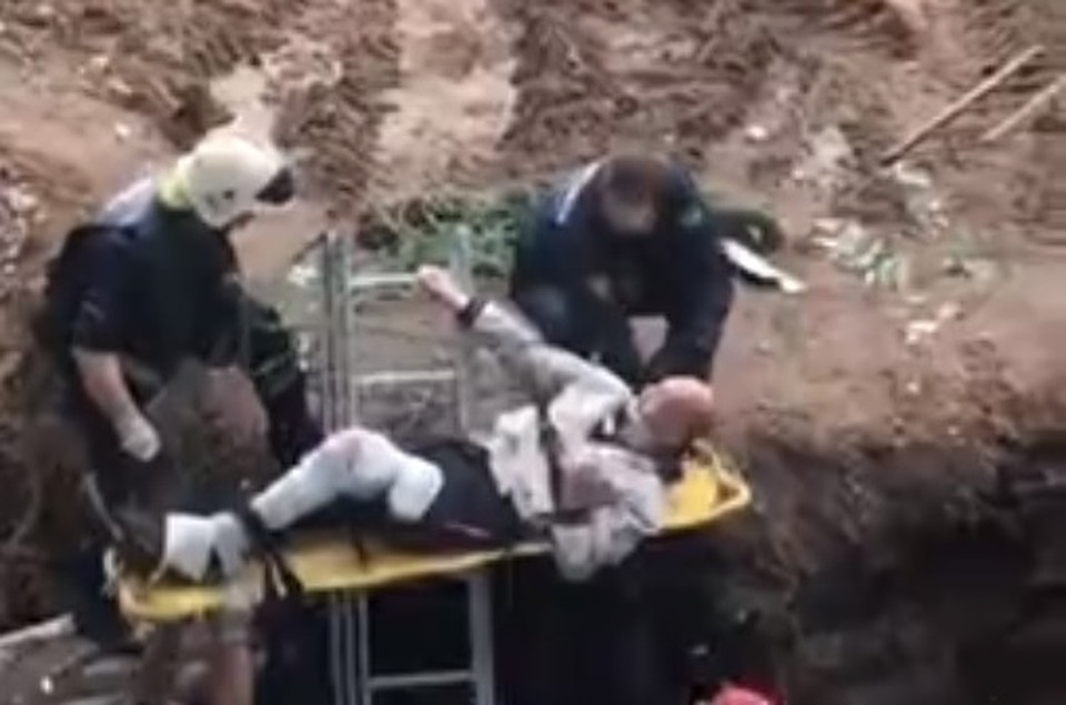 Пострадавшего увезли в больницу. Фото: кадр с видео