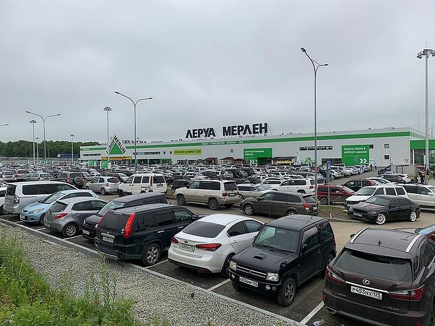 Парковка магазина.