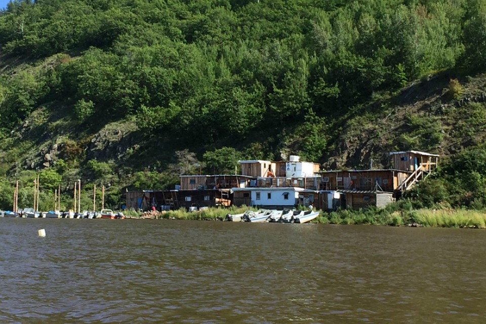 Работникам комбината в Хабаровском крае построили дома на берегу Амура ФОТО: Николаевская-на-Амуре межрайонная природоохранная прокуратура