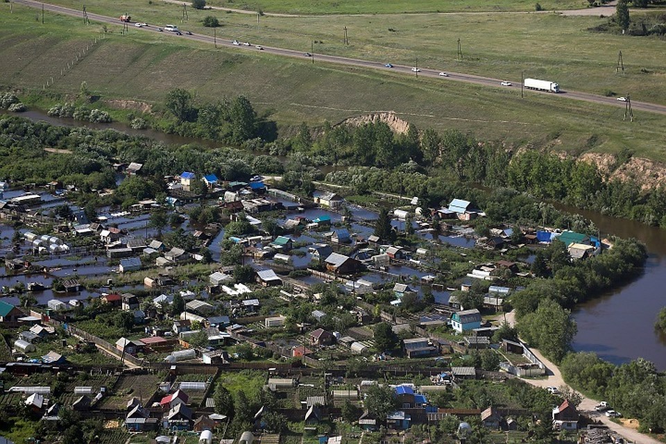 Вода, залившая дворы и огороды, опасна для людей. Фото администрации Красноярского края.