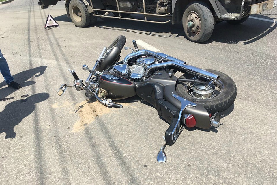 Мотоциклист уронил свой байк на ходу, чтобы избежать аварии в Хабаровске
