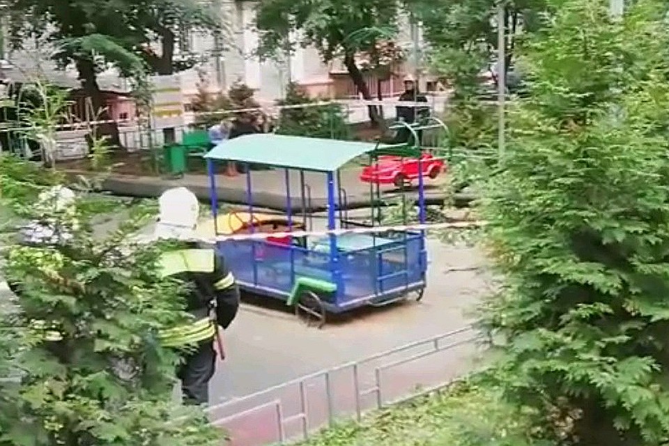 Детская площадка, на которой случилось несчастье, оцеплена.