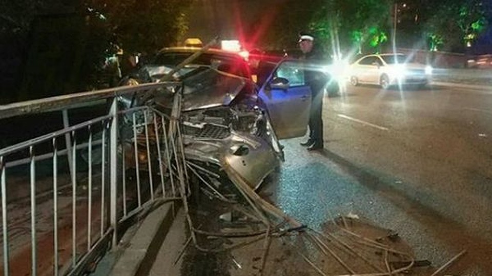 Машина врезалась в ограждение