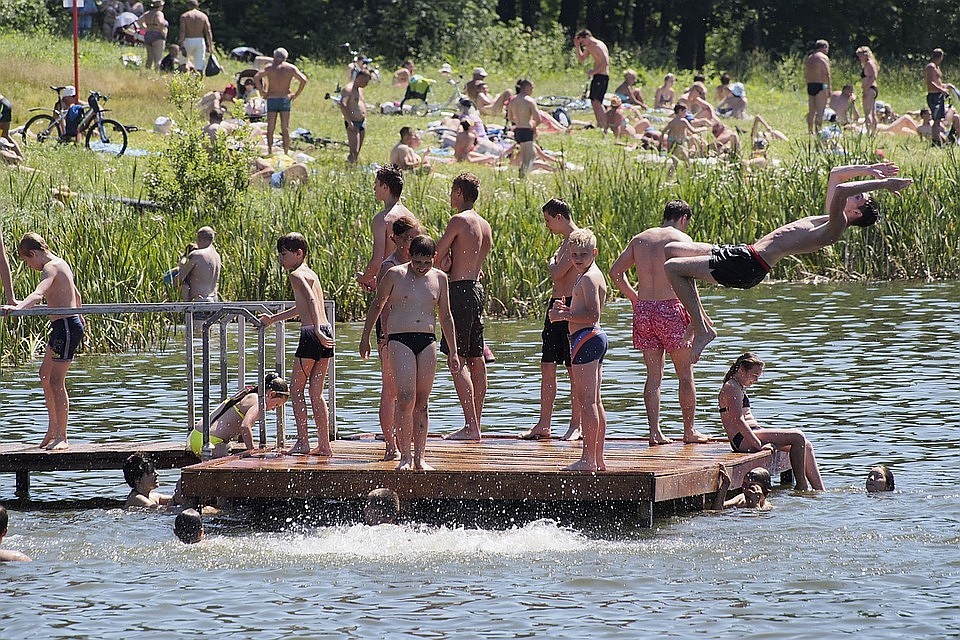 В ближайшие выходные на челябинских пляжах будет полно народу. Фото: Алексей ФОКИН.