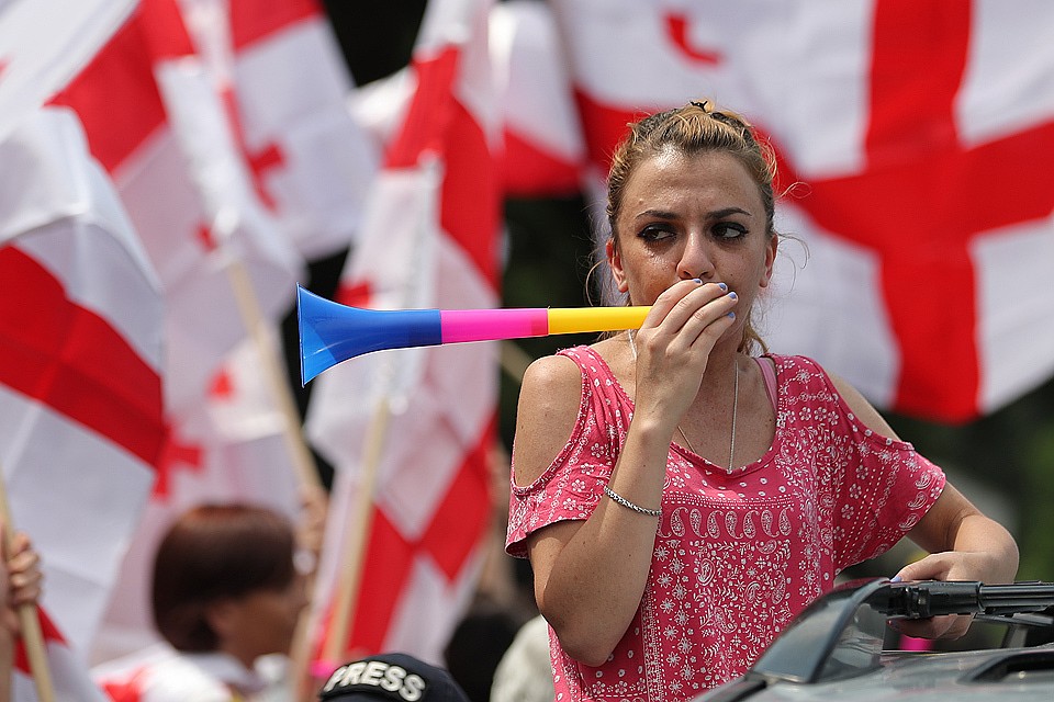 Июнь 2019 года, уличные антироссийские протесты в Тбилиси. Фото ZURAB KURTSIKIDZE / EPA / ТАСС
