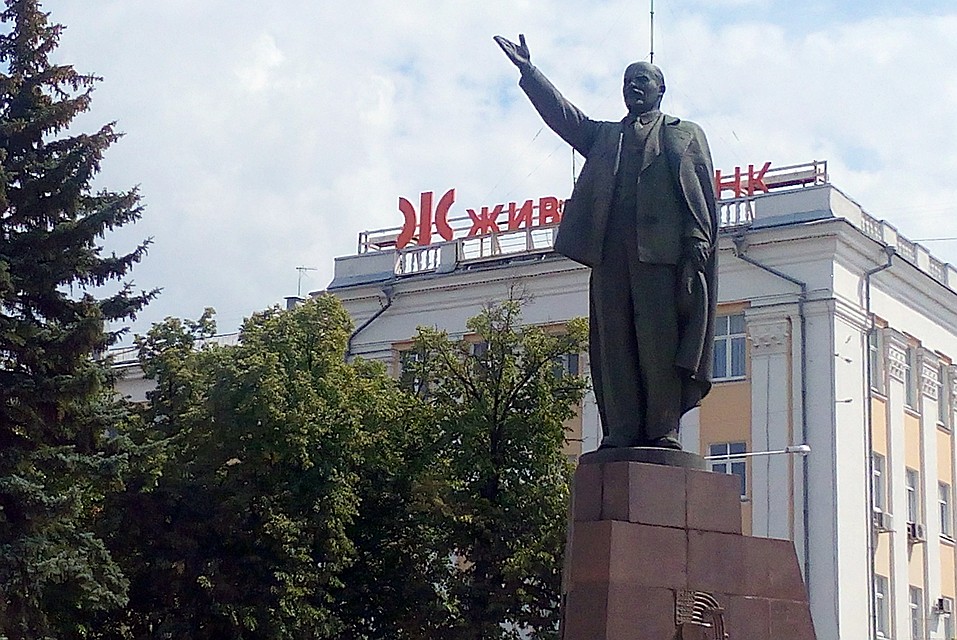 Памятник Ленину участники опроса решили оставить на прежнем месте. Даже при определенном ракурсе съемки задний план у него жизнеутверждающий.