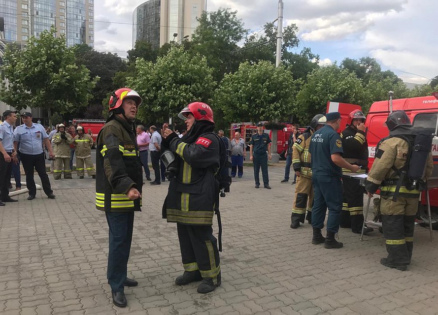 Пожар ликвидируют более сотни спасателей.