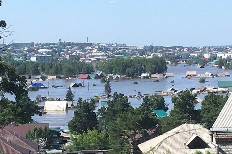 Военные перегнали спецтехнику из Абакана в пострадавший от наводнения Тулун Иркутской области