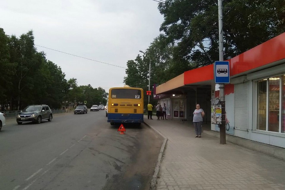 Торопливый водитель в Хабаровске покалечил пассажира, не до конца севшего в автобус
