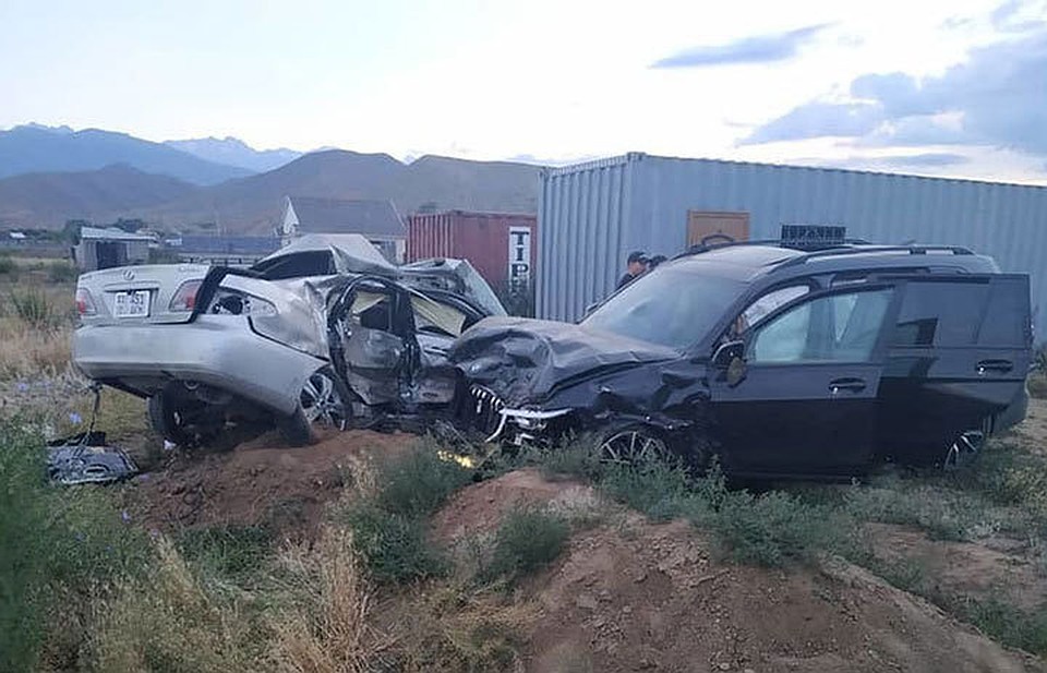 В ходе следствия выяснилось, что BMW X7 врезался в легковушку, когда та совершала разворот на трассе.