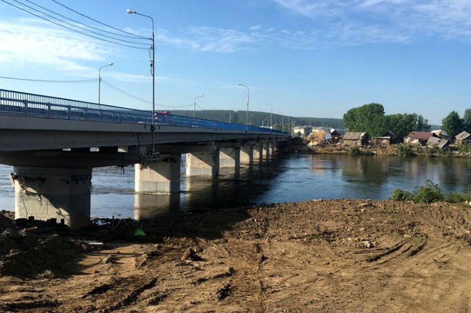 Мост через реку Ия в Тулуне, к которому прибило смытые дома, полностью расчистили. Фото: правительство Иркутской области.