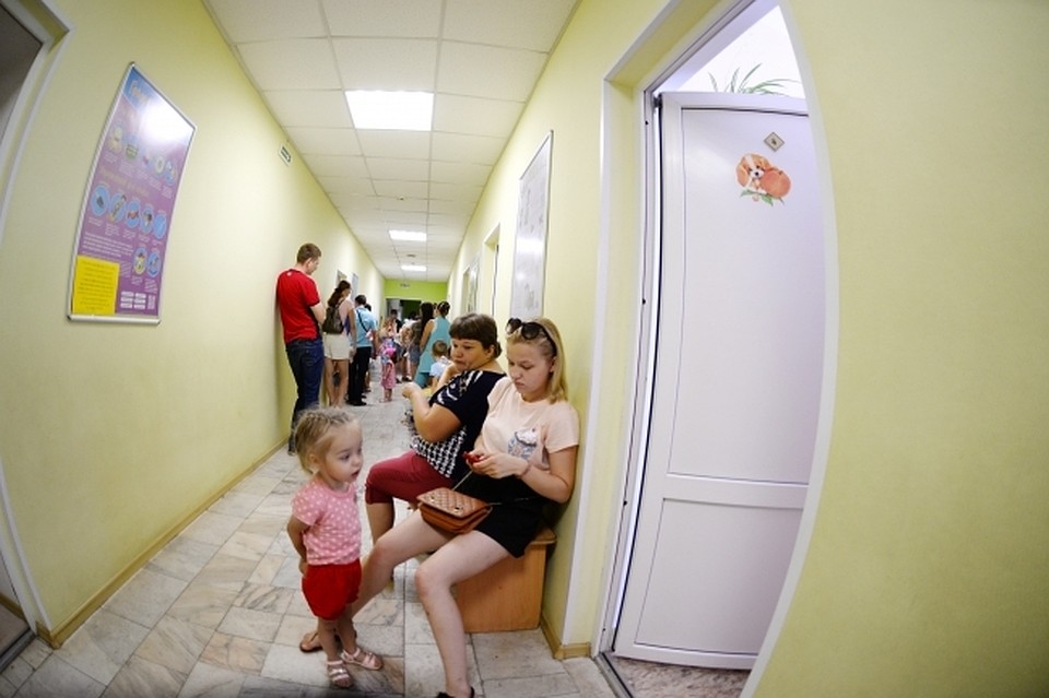Медики не раз просили привести малыша на прием, но мама не соглашалась.
