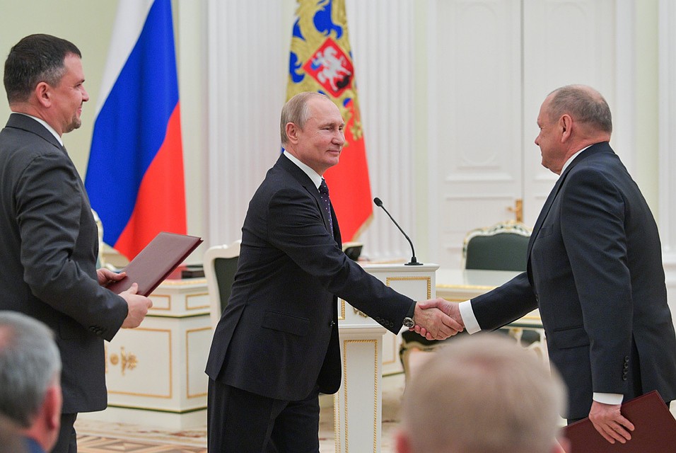 Вице-премьер РФ Максим Акимов, президент России Владимир Путин и первый заместитель директора госкорпорации "Росатом" Иван Каменских (слева направо).
