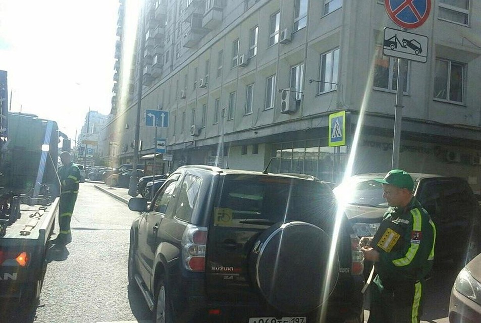 Сотрудники МАДИ считают что Андрей нарушил правила. И увезли его машину.