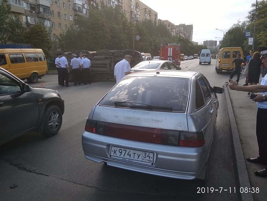 От удара маршрутка перевернулась.