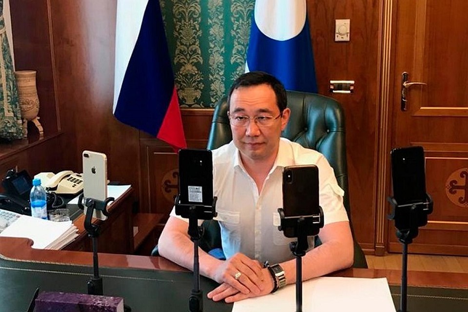 Начался эфир достаточно активно – никто не хотел упустить возможность задать вопрос главе республики.