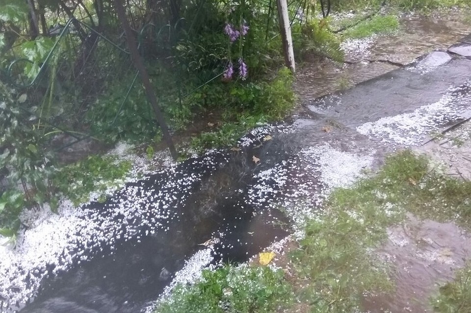 В самом районе прошел лишь сильный дождь.