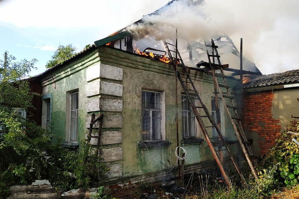 На Гомельщине молния подожгла два строения. Фото: МЧС
