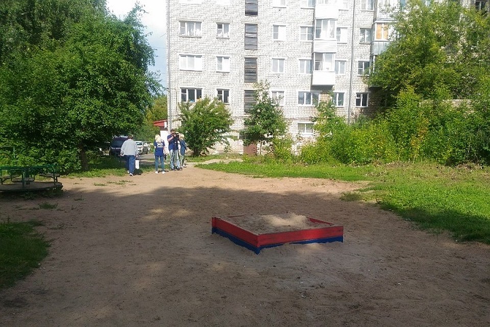 Новую детскую площадку управляющая компания пообещала приобрести и смонтировать в начале августа.