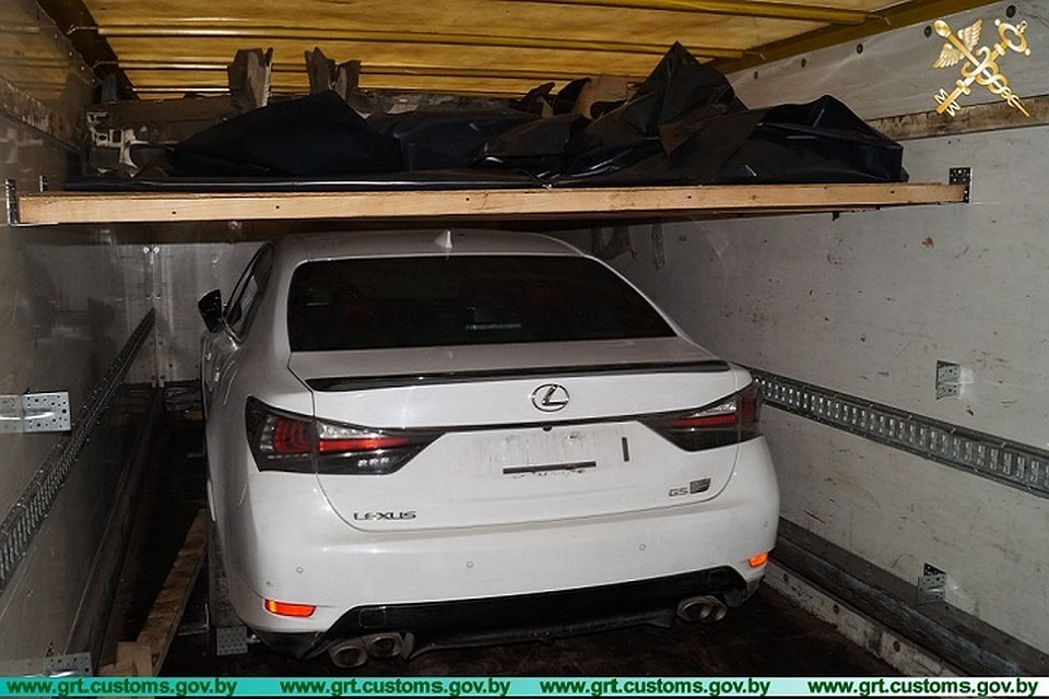 Иномарки находились в тайниках. Фото: customs.gov.by.
