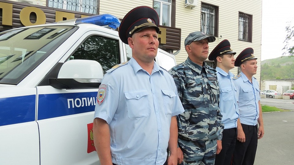 Четверо сотрудников полиции первыми оказались на месте ЧП. Фото: ГУ МВД России по Челябинской области