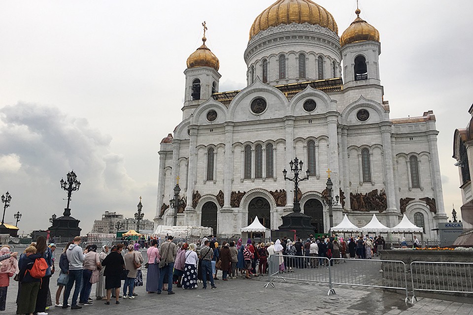Храм Христа Спасителя открыт для паломников, желающих припасть к мощам святых Петра и Февронии, каждый день с 8.00 до 20.00
