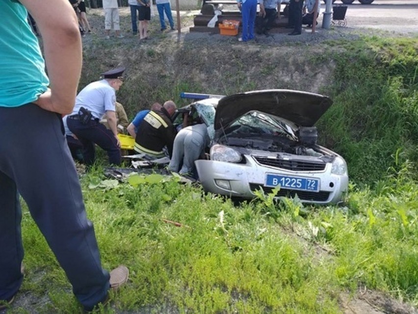 Тюменские полицейские попали в серьезное ДТП. Фото - "АВТО Тюмень".