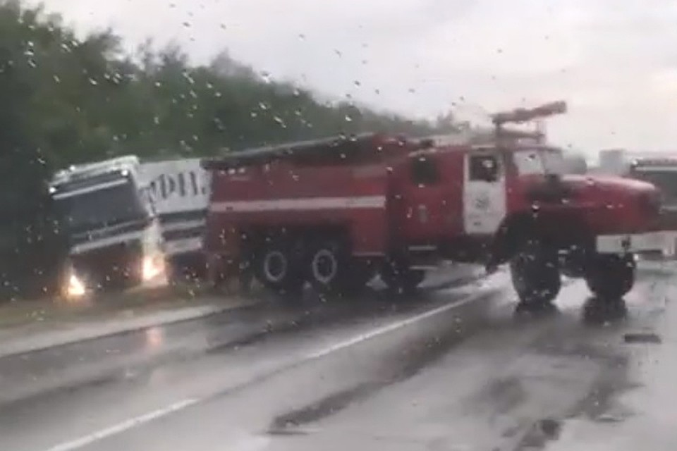 Фура с реквизитом Киркорова вылетела с трассы. Стоп-кадр из видео Volgodonsk News.