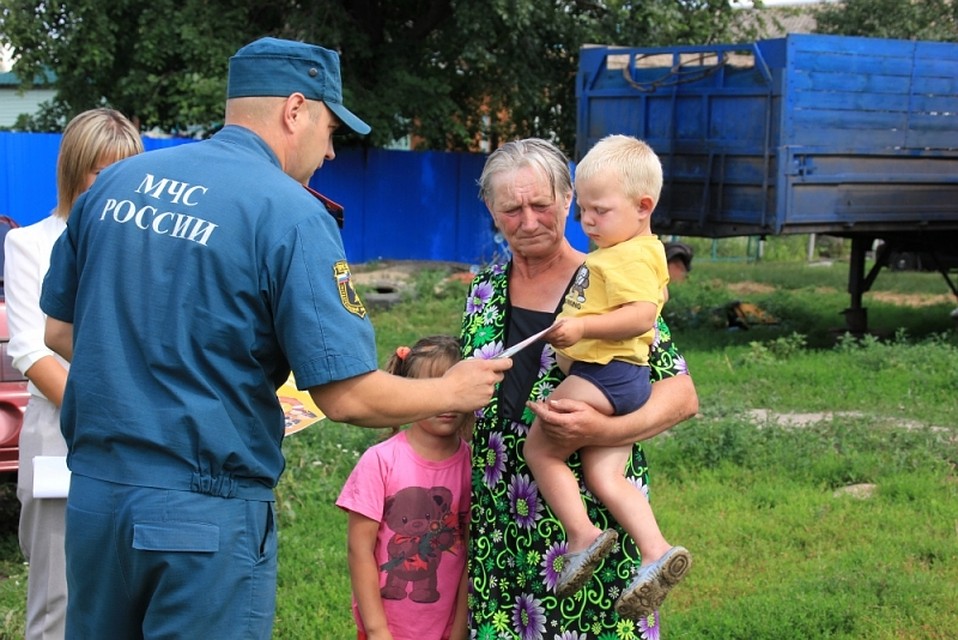 В деревянном доме вместе с бабушкой находились шестилетняя внучка и трехлетний внук