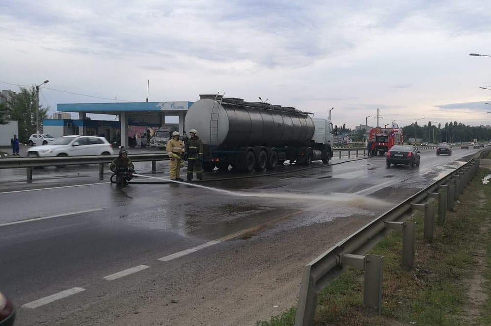 Топливо разлилось по дороге