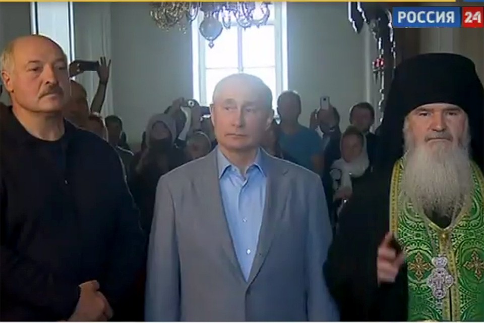 Александр Лукашенко и Владимир Путин побывали на службе в Валаамском монастыре. Фото: кадр видео / vesti.ru