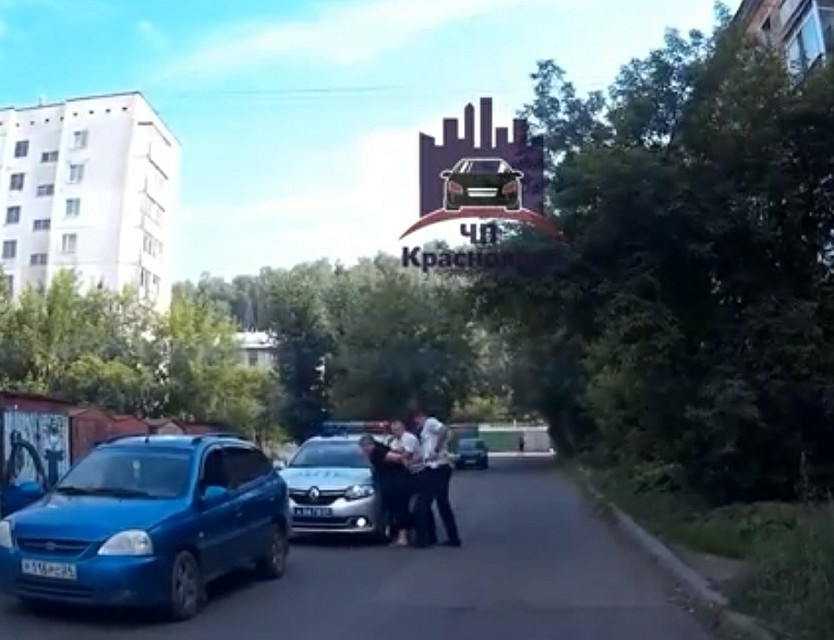 Женщину пришлось заковать в наручники Фото: соцсети