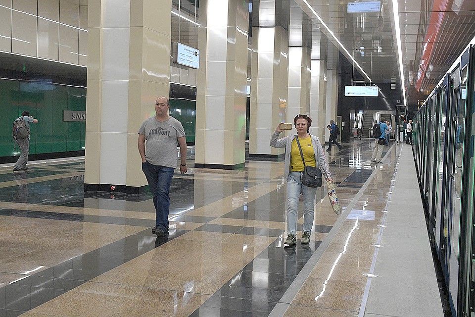 Пассажиры на станции метро Улица Дмитриевского.