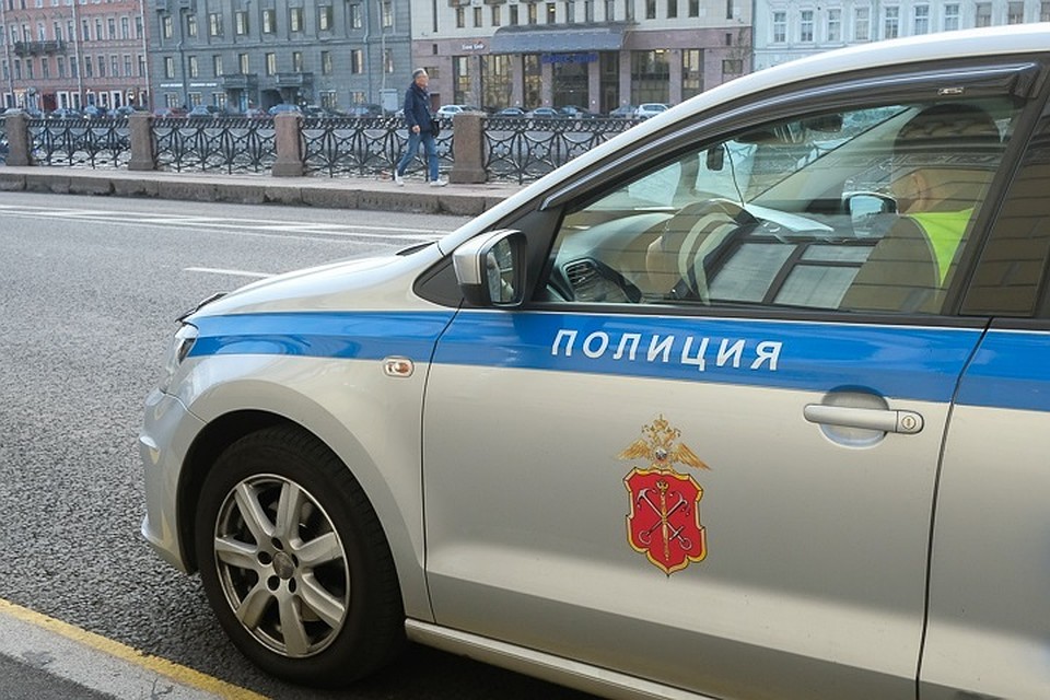 Таксист катал человека на капоте, полиция его ловила. Все логично.