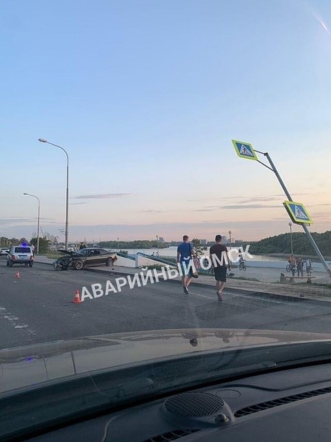 Омич на иномарке вылетел на тротуар на набережной и сбил пенсионерку