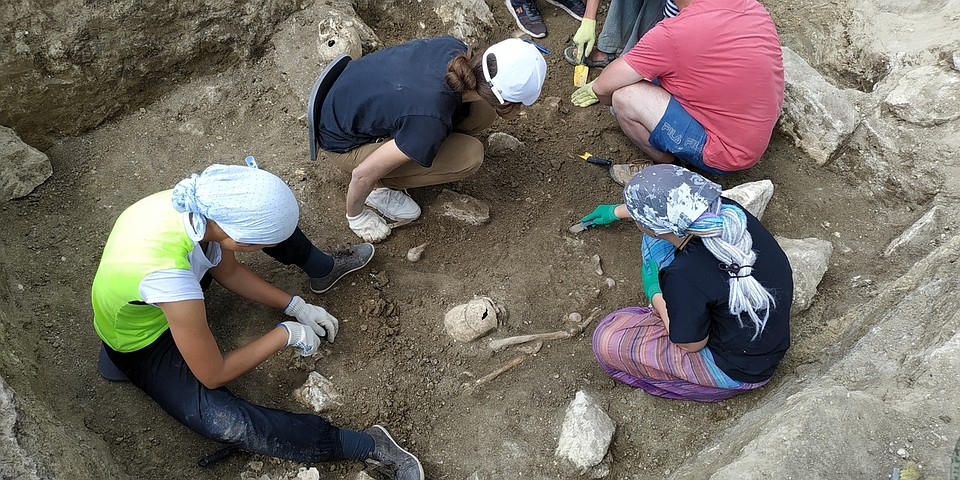 Археологи продолжают заниматься расчисткой найденного захоронения. Фото: пресс -служба фонда "Археология"